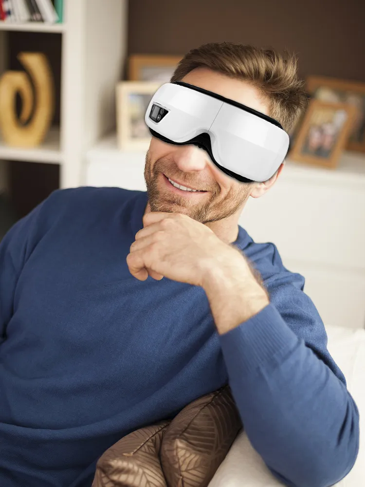 Hombre disfrutando de una sesión con EyeRevive